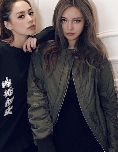 周扬青微博同框阿娇 两人凹造型秀美腿互相喊话3