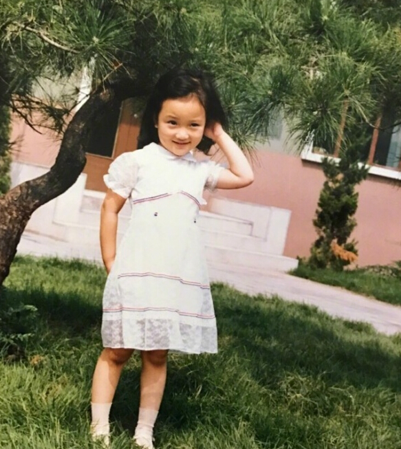 李小璐微博晒童年照 甜馨跟李小璐很像2