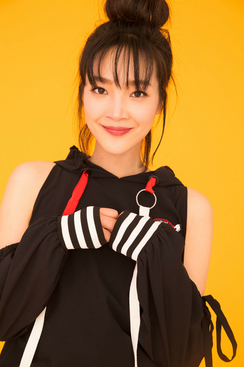 何杜娟街头风亮相 古典美人何杜娟变身街头少女1