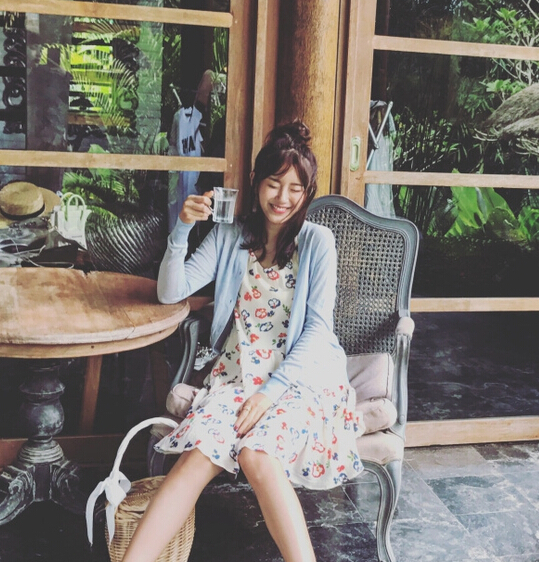 张子萱微博发布旅行照 清新甜美少女感足2