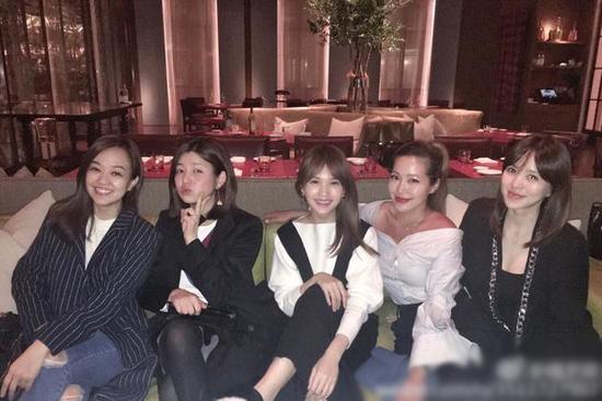杨丞琳与姐妹聚会 陈妍希热裤秀腿纤细3