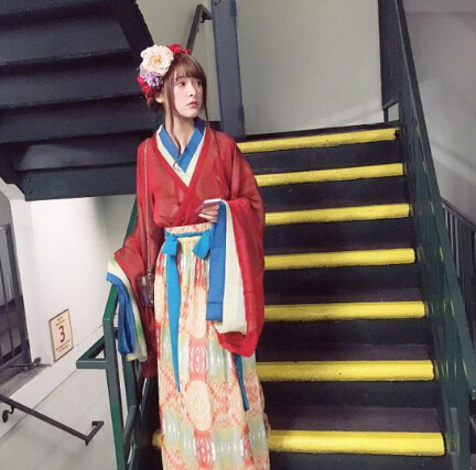 徐娇汉服逛街复古味足 化身古装少女头簪抢镜1