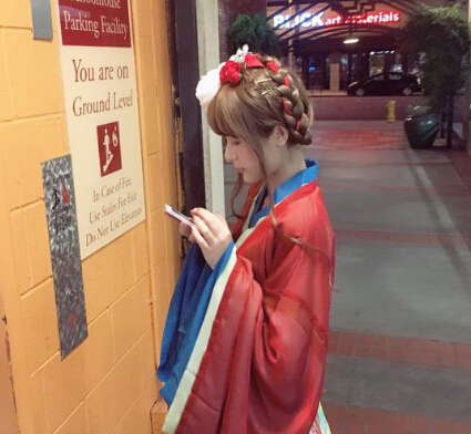 徐娇汉服逛街复古味足 化身古装少女头簪抢镜3