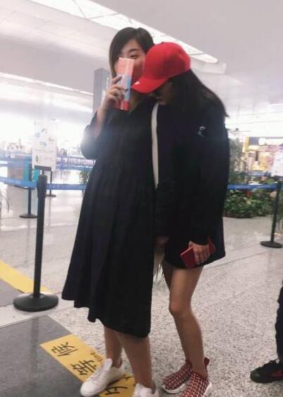 杨幂久违晒自拍 跟助理孙婷关系好3