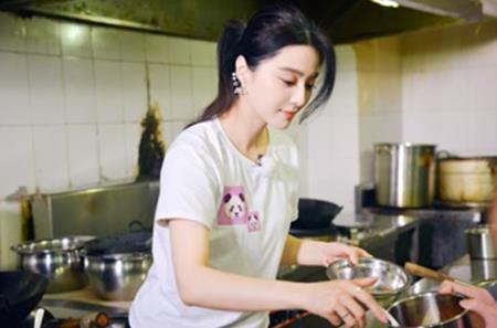 范冰冰张钧甯马苏穿校服亲密合照 网友称她们逆生长3