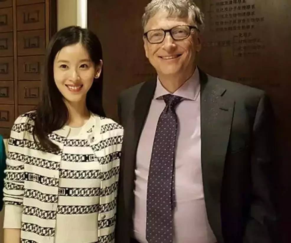 奶茶妹妹长裙V领现身 气质出挑优雅知性3