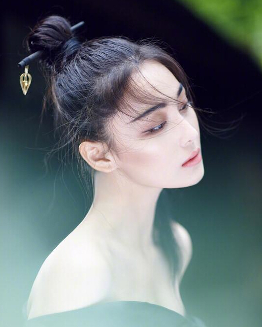 张馨予表情夸张吃话梅 喂狗狗连狗都不放过3