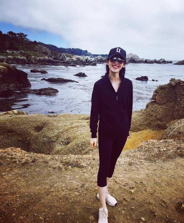 奶茶妹妹海滩新照 穿着休闲风运动范1