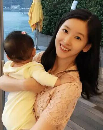 奶茶妹妹海滩新照 穿着休闲风运动范3