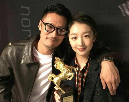 周冬雨获金砖影后 晒照凹造型遭吐槽3