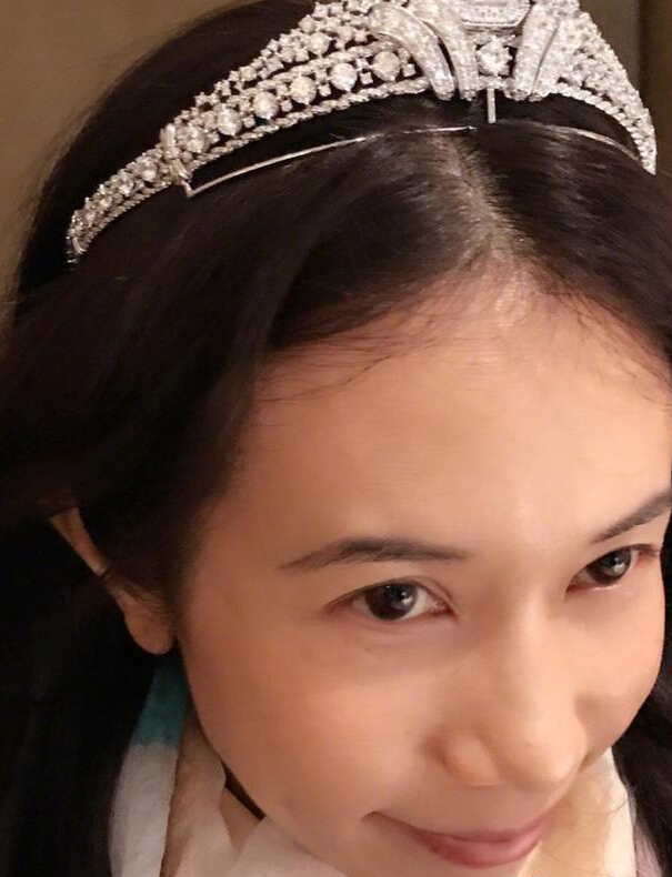 莫文蔚自曝公主病发作 头戴皇冠回到童年1