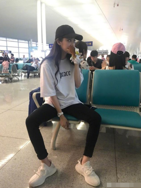 欧阳娜娜吃汉堡遭偷拍 嘴角带饭秒变脸1