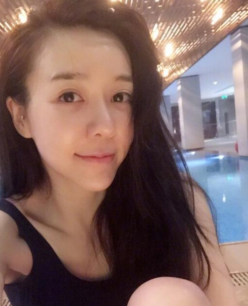周韦彤泳池边自拍卖萌 周韦彤写真性感范1
