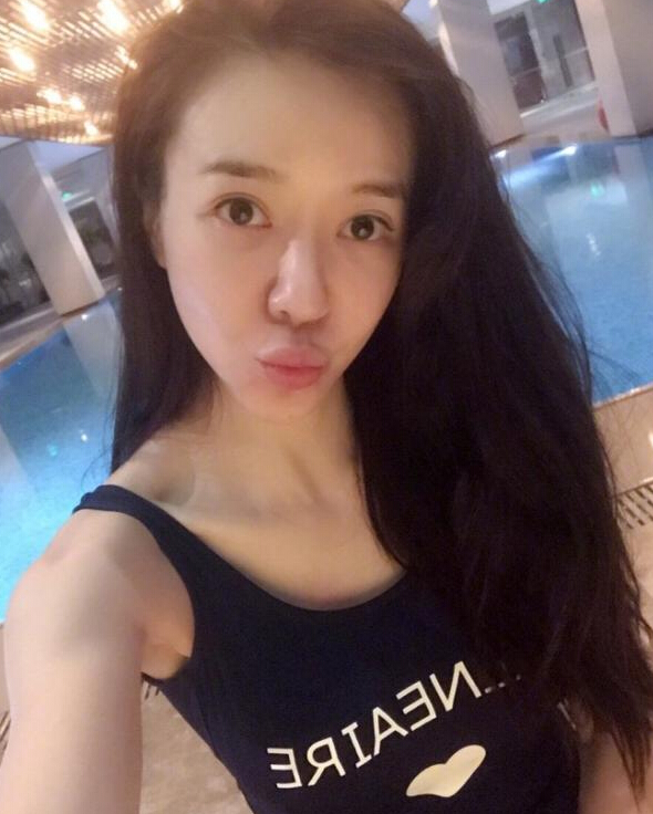 周韦彤泳池边自拍卖萌 周韦彤写真性感范2