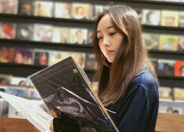 蒋梦婕逛街买唱片 不化妆卖萌搞怪可爱1