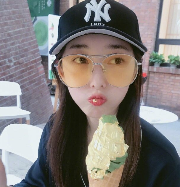 蒋梦婕逛街买唱片 不化妆卖萌搞怪可爱2