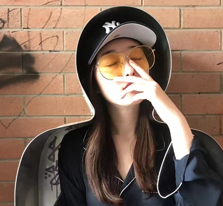 蒋梦婕逛街买唱片 不化妆卖萌搞怪可爱3
