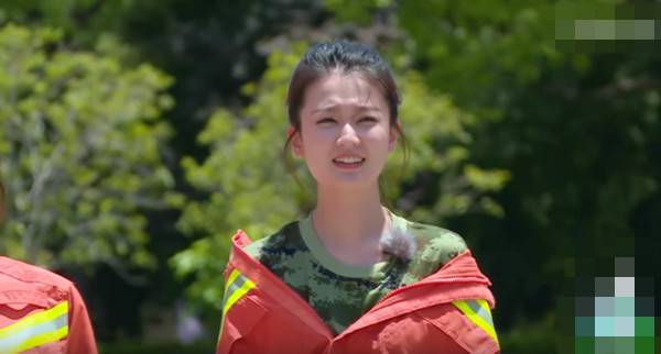 乔欣穿消防服还露肩 网友批评不知尊重1
