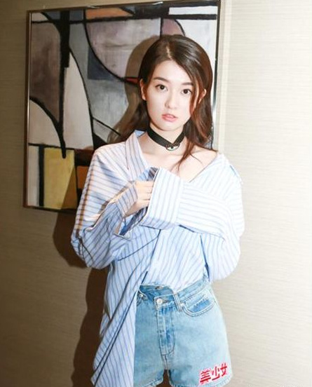 乔欣穿消防服还露肩 网友批评不知尊重2