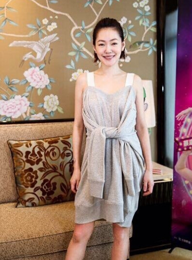 小s微博晒比基尼秀傲人上围 不化妆露性感锁骨3