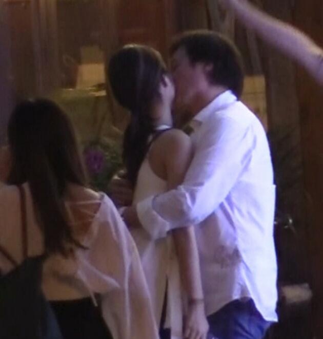 芳华女主和刘亦菲干爹当街热吻 芳华杨采钰写真1