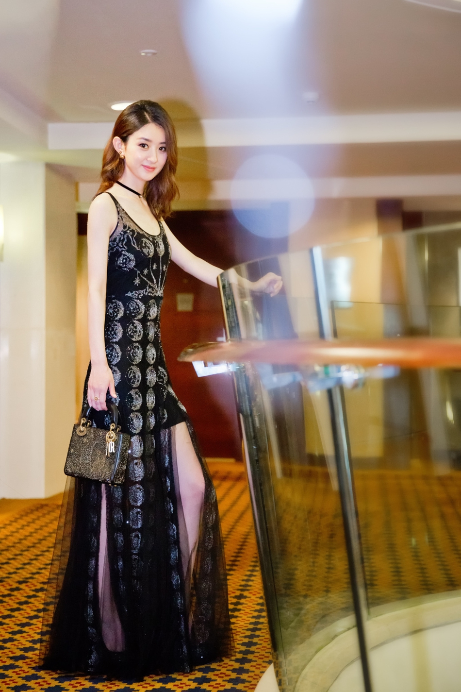 赵丽颖出席活动薄纱亮相 美腿隐现好像仙女1