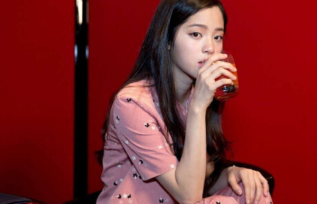 欧阳娜娜写真曝光 皮衣墨镜变身叛逆期少女2