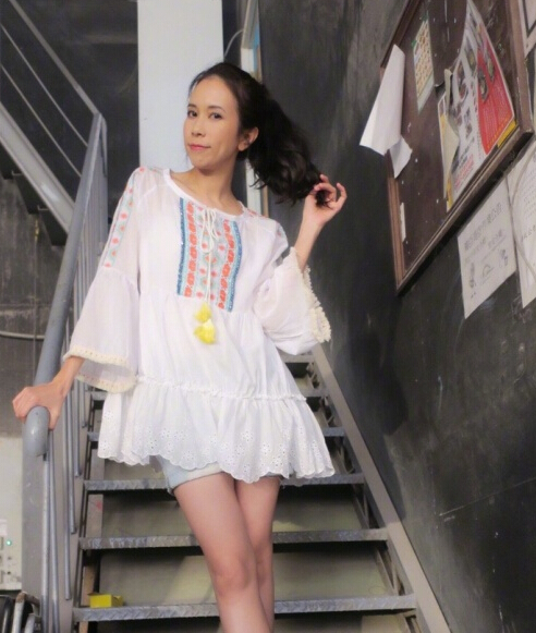 女歌手莫文蔚秀长腿 扎马尾气质靓丽1