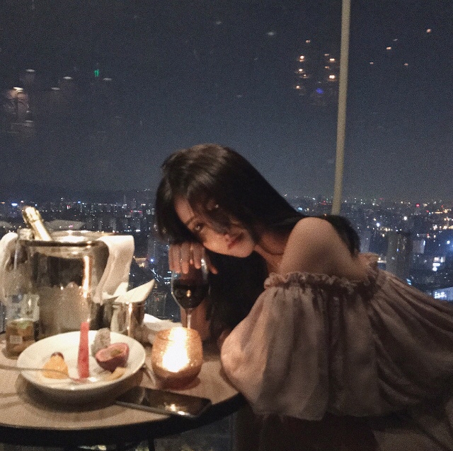 林更新绯闻女友小黑晒照 环境奢华人更美1