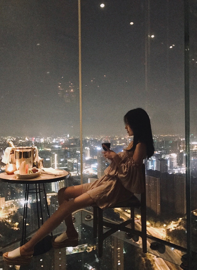 林更新绯闻女友小黑晒照 环境奢华人更美2