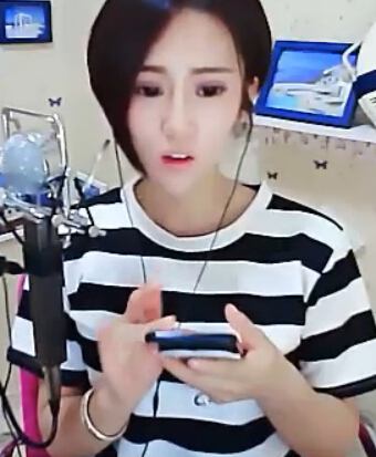 秀场直播间美女 主播的互动视频秀——向日葵1