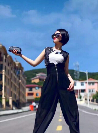 秀场直播间美女 主播的互动视频秀——向日葵2