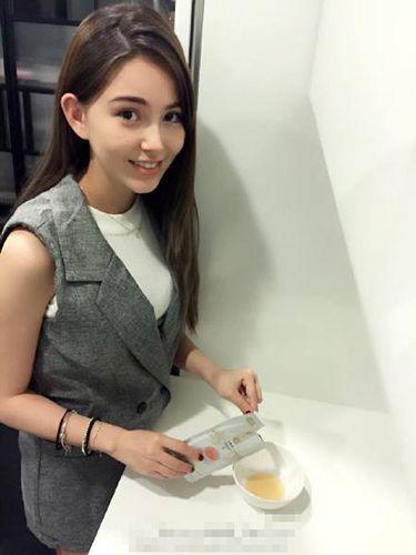 昆凌产后晒照嘟嘴 变包子脸呆萌可爱少女2