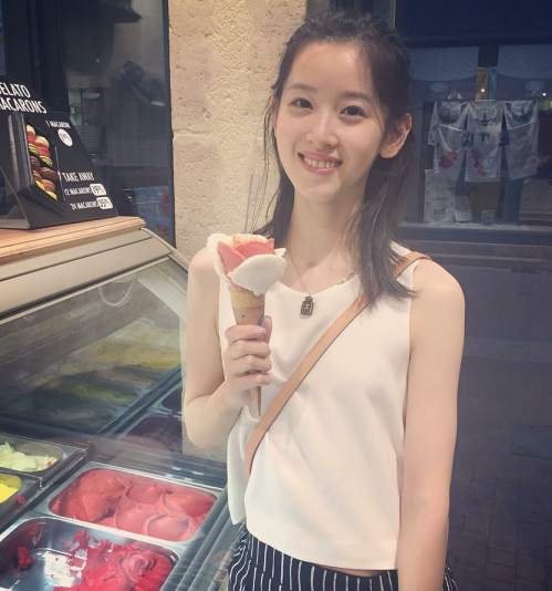 奶茶妹妹手拿冰淇淋甜笑 跟手拿奶茶照片相同1