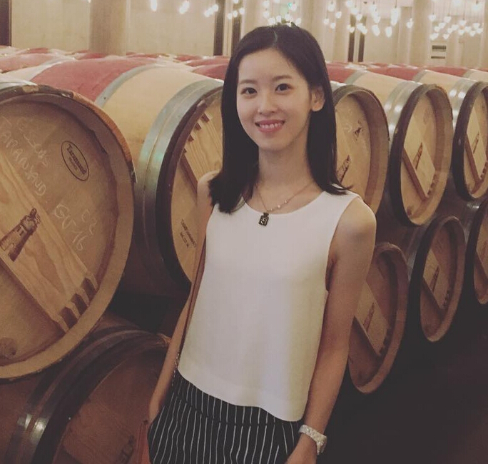 奶茶妹妹手拿冰淇淋甜笑 跟手拿奶茶照片相同3