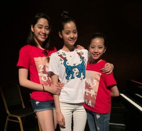 欧阳娜娜妹妹喜欢李晨 化妆打扮后却被姐姐拍模糊2