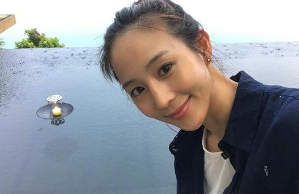 张钧甯海边练水中瑜伽 身形纤细气质脱俗1