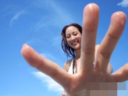 张钧甯海边练水中瑜伽 身形纤细气质脱俗3