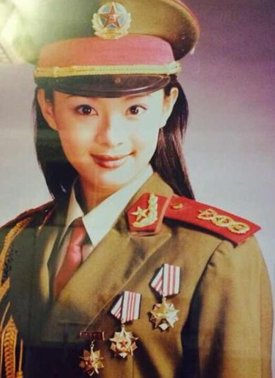 孙俪军装照青涩 网友表示向老兵致敬3