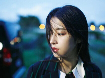 周雨彤晒海边美照 自称晒成黑狗蛋1