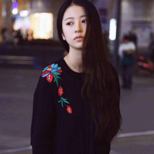 周雨彤晒海边美照 自称晒成黑狗蛋3