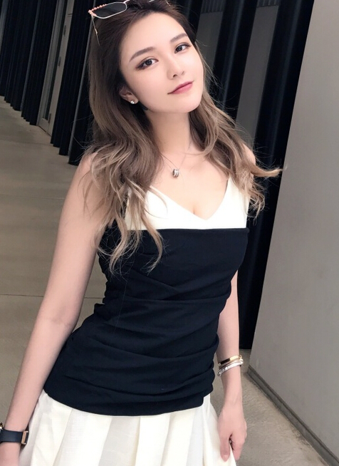 罗志祥女友周扬青微博晒照 丰满上围短裙诱惑2