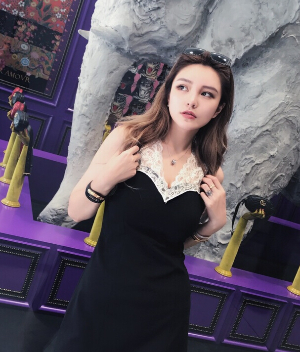 罗志祥女友周扬青微博晒照 丰满上围短裙诱惑3