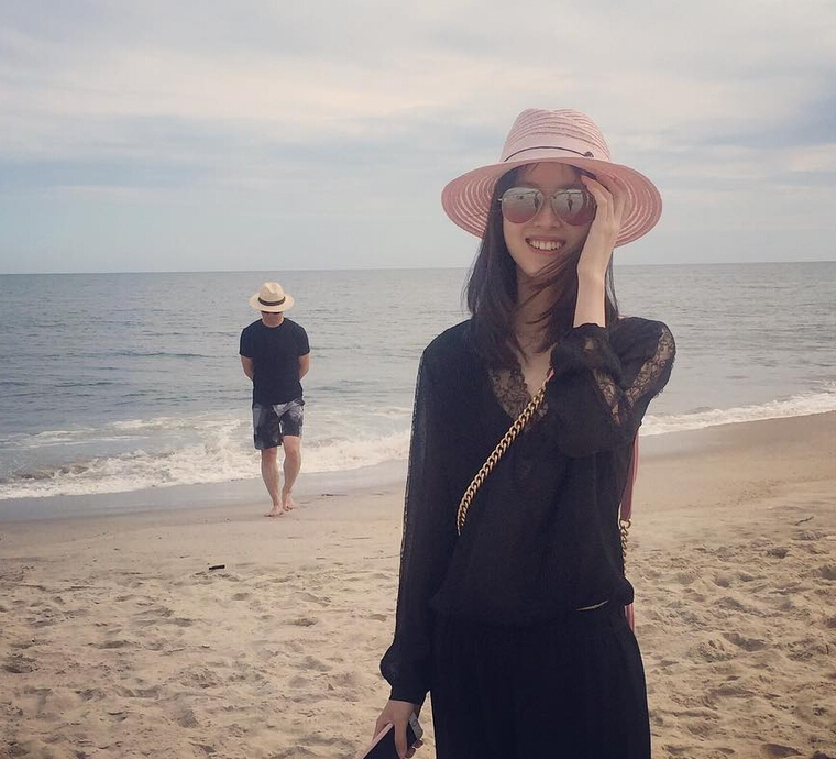 奶茶妹妹海边晒美照 背后现刘强东暗暗秀恩爱1