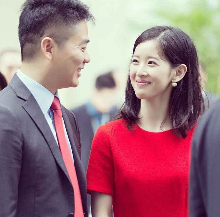 奶茶妹妹海边晒美照 背后现刘强东暗暗秀恩爱3