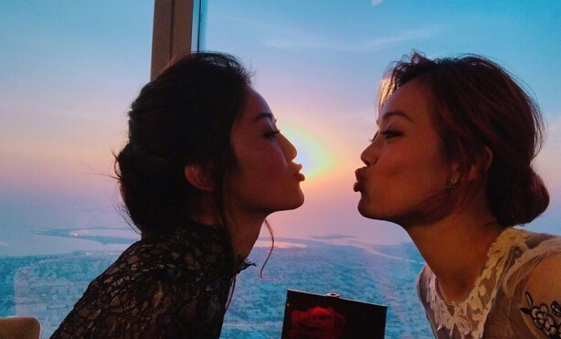 闺蜜情深 容祖儿蔡卓妍约会玩亲亲1