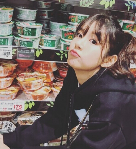 张子萱产后齐刘海亮相 吃零食少女感十足1