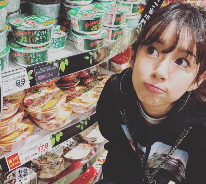 张子萱产后齐刘海亮相 吃零食少女感十足3