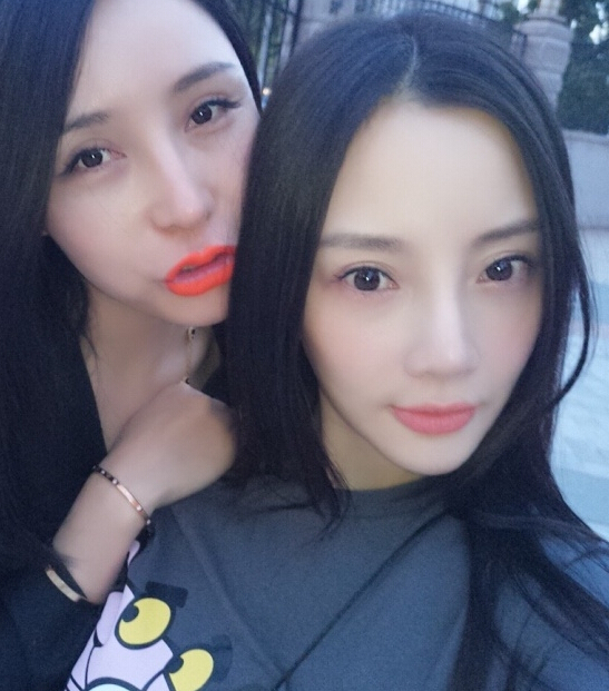 李小璐与闺蜜自拍开心 李小璐和闺蜜谁更美1
