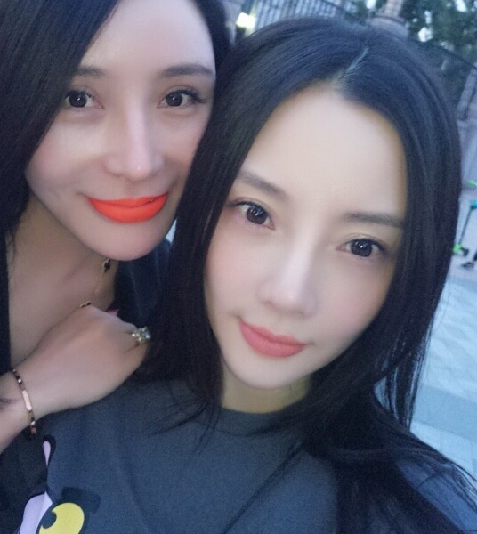 李小璐与闺蜜自拍开心 李小璐和闺蜜谁更美2